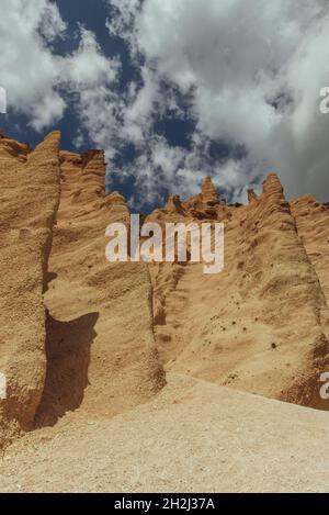 Wolken über dem Canyon der lahmen Rosse in der Nähe des Fiastra-Sees in den Marken Stockfoto