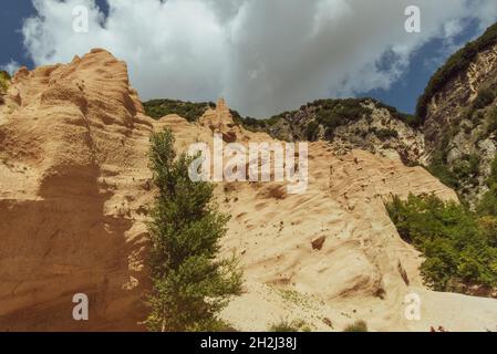 Wolken über dem Canyon der lahmen Rosse in der Nähe des Fiastra-Sees in den Marken Stockfoto