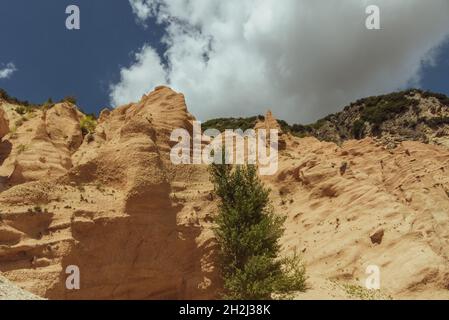 Wolken über dem Canyon der lahmen Rosse in der Nähe des Fiastra-Sees in den Marken Stockfoto