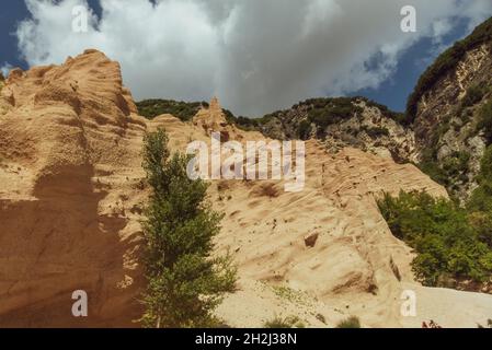 Wolken über dem Canyon der lahmen Rosse in der Nähe des Fiastra-Sees in den Marken Stockfoto