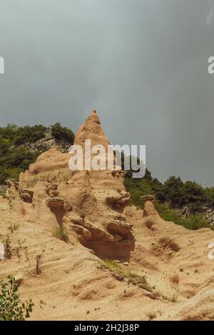 Wolken über dem Canyon der lahmen Rosse in der Nähe des Fiastra-Sees in den Marken Stockfoto