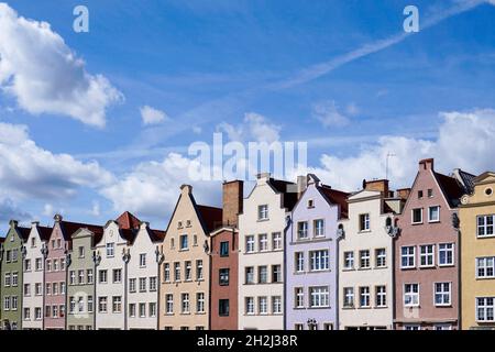 Danzig, Polen - 2. September 2021: Bunte Häuserfronten von Reihenhäusern am Flussufer des Motlawa-Flusses in der Altstadt von Danzig Stockfoto