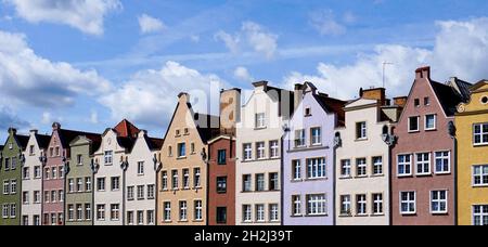 Danzig, Polen - 2. September 2021: Bunte Häuserfronten von Reihenhäusern am Flussufer des Motlawa-Flusses in der Altstadt von Danzig Stockfoto