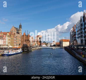 Danzig, Polen - 2. September 2021: Blick auf die Uferpromenade des Motlawa-Flusses in der historischen Altstadt von Danzig Stockfoto