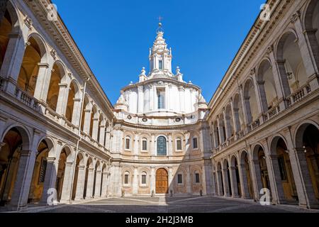 Rom - die Fassade und das Atrium der barocken Kirche Chiesa di Sant'Ivo alla Sapienza von Francesco Borromini (1642 -1660) entworfen. Stockfoto