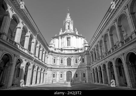 Rom - die Fassade und das Atrium der barocken Kirche Chiesa di Sant'Ivo alla Sapienza von Francesco Borromini (1642 -1660) entworfen. Stockfoto