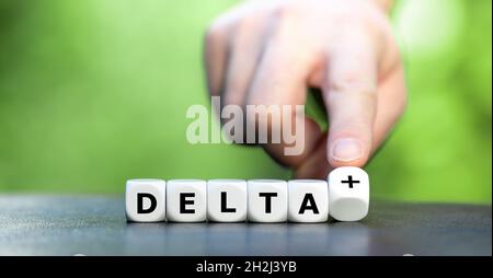 Symbol für die covid Variante Delta plus. Würfel bilden den Ausdruck 'delta+'. Stockfoto