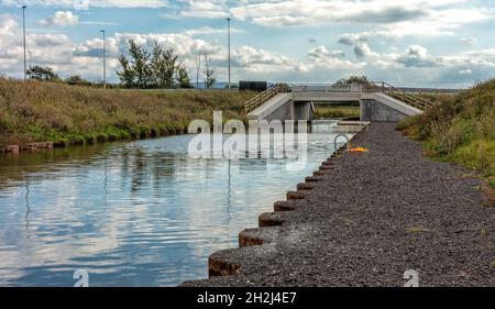 Neuer Abschnitt der Stroudwater Navigation in Whitminster unter der Straße A38. Teil des Restaurierungsprojekts „Cotswold Canals Connected“. Stockfoto