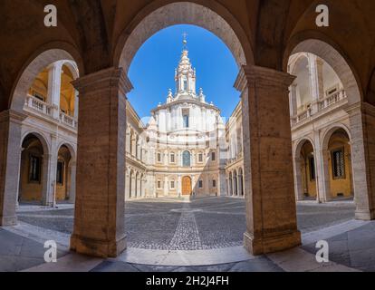 Rom - die Fassade und das Atrium der barocken Kirche Chiesa di Sant'Ivo alla Sapienza von Francesco Borromini (1642 -1660) entworfen. Stockfoto