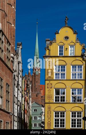 Danzig, Polen - 2. September 2021: Bunte Häuserfronten von Reihenhäusern am Flussufer des Motlawa-Flusses in der Altstadt von Danzig Stockfoto