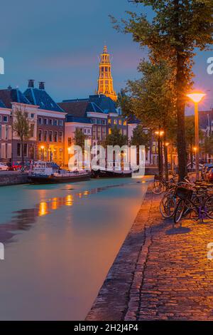 Hoge der A und Lage der A sind die Namen der Straßen in Groningen auf beiden Seiten der A zwischen Brugstraat und Visserstraat. Hoge zeigt an Stockfoto