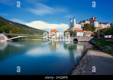 Burg Aarburg (Festung Aarburg) ist eine Burg in der Gemeinde Aarburg des Kantons Aargau in der Schweiz. Es liegt hoch über der Stadt Stockfoto