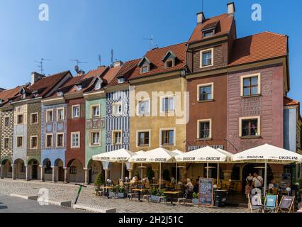 Poznan, Polen - 8. September 2021: Blick auf die bunten Gebäude der Renaissance-Architektur auf dem alten Marktplatz von Poznan mit Restaurant im Freien Stockfoto