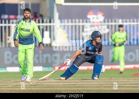 Sharjah, VAE, 22. Oktober 2021. Gerhard Erasmus von Namibia während des ICC Mens T20 Weltcup-Spiels zwischen Namibia und Irland im Sharjah Cricket Stadium, Sharjah, VAE am 22. Oktober 2021. Foto von Grant Winter. Nur zur redaktionellen Verwendung, Lizenz für kommerzielle Nutzung erforderlich. Keine Verwendung bei Wetten, Spielen oder Veröffentlichungen einzelner Clubs/Vereine/Spieler. Kredit: UK Sports Pics Ltd/Alamy Live Nachrichten Stockfoto