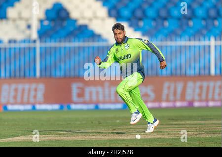 Sharjah, VAE, 22. Oktober 2021. Simi Singh aus Irland jagt den Ball beim ICC Mens T20-Weltcup-Spiel zwischen Namibia und Irland am 22. Oktober 2021 im Sharjah Cricket Stadium, Sharjah, VAE. Foto von Grant Winter. Nur zur redaktionellen Verwendung, Lizenz für kommerzielle Nutzung erforderlich. Keine Verwendung bei Wetten, Spielen oder Veröffentlichungen einzelner Clubs/Vereine/Spieler. Kredit: UK Sports Pics Ltd/Alamy Live Nachrichten Stockfoto