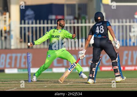 Sharjah, VAE, 22. Oktober 2021. Simi Singh von Irland bowelt während des ICC Mens T20-Weltcup-Spiels zwischen Namibia und Irland am 22. Oktober 2021 im Sharjah Cricket Stadium, Sharjah, VAE. Foto von Grant Winter. Nur zur redaktionellen Verwendung, Lizenz für kommerzielle Nutzung erforderlich. Keine Verwendung bei Wetten, Spielen oder Veröffentlichungen einzelner Clubs/Vereine/Spieler. Kredit: UK Sports Pics Ltd/Alamy Live Nachrichten Stockfoto