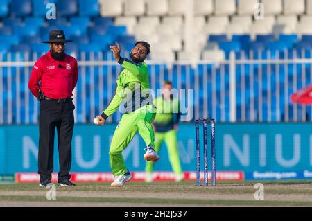 Sharjah, VAE, 22. Oktober 2021. Simi Singh von Irland bowelt während des ICC Mens T20-Weltcup-Spiels zwischen Namibia und Irland am 22. Oktober 2021 im Sharjah Cricket Stadium, Sharjah, VAE. Foto von Grant Winter. Nur zur redaktionellen Verwendung, Lizenz für kommerzielle Nutzung erforderlich. Keine Verwendung bei Wetten, Spielen oder Veröffentlichungen einzelner Clubs/Vereine/Spieler. Kredit: UK Sports Pics Ltd/Alamy Live Nachrichten Stockfoto