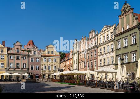 Poznan, Polen - 8. September 2021: Blick auf die bunten Gebäude der Renaissance-Architektur auf dem alten Marktplatz von Poznan mit Restaurant im Freien Stockfoto