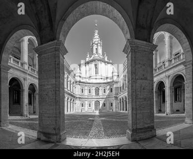Rom - die Fassade und das Atrium der barocken Kirche Chiesa di Sant'Ivo alla Sapienza von Francesco Borromini (1642 -1660) entworfen. Stockfoto