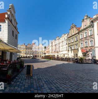 Posen, Polen - 8. September 2021: Blick auf den Posener Altstadtring und -Platz im historischen Stadtzentrum Stockfoto