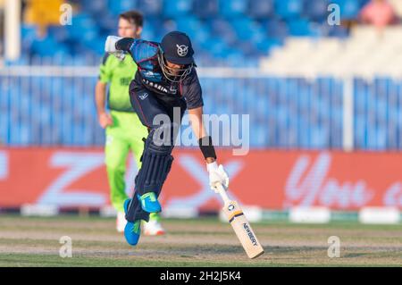 Sharjah, VAE, 22. Oktober 2021. David Wiese aus Namibia macht sich am 22. Oktober 2021 beim ICC Mens T20-Weltcup-Spiel zwischen Namibia und Irland im Sharjah Cricket Stadium, Sharjah, VAE, auf den Weg. Foto von Grant Winter. Nur zur redaktionellen Verwendung, Lizenz für kommerzielle Nutzung erforderlich. Keine Verwendung bei Wetten, Spielen oder Veröffentlichungen einzelner Clubs/Vereine/Spieler. Kredit: UK Sports Pics Ltd/Alamy Live Nachrichten Stockfoto