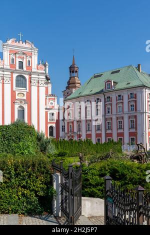 Posen, Polen - 8. September 2021: Blick auf die historische Pfarrkirche St. Stanislaus und das Rathaus in der Altstadt von Posen Stockfoto