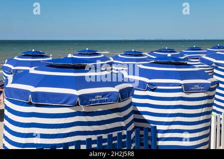 Weiß und blau gestreifte Zelte / Sonnenschirme am Strand von Cabourg, entlang der Küste von ÒCote fleurieÓ Stockfoto