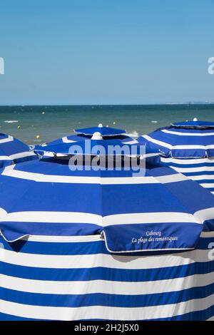 Weiß und blau gestreifte Zelte / Sonnenschirme am Strand von Cabourg, entlang der Küste von ÒCote fleurieÓ Stockfoto