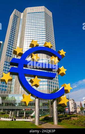 Schöner Blick auf das Logo der Europäischen Zentralbank (EZB) mit dem Eurotower dahinter, einem Wolkenkratzer in Frankfurt am Main, in dem die europäischen... Stockfoto
