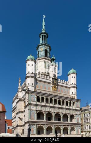 Poznan, Polen - 8. September 2021: Blick auf das historische Rathaus im Altstädter Ring von Poznan Stockfoto