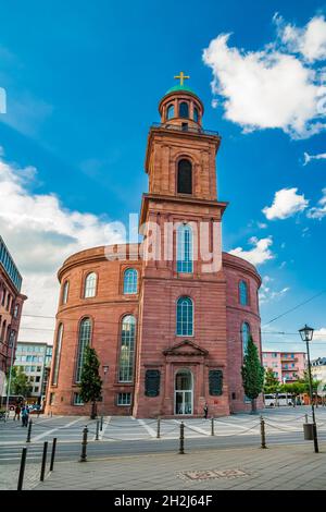 Toller Blick auf den Eingang der berühmten Paulskirche auf dem Paulsplatz in Frankfurt am Main. Es ist ein nationales Symbol für... Stockfoto