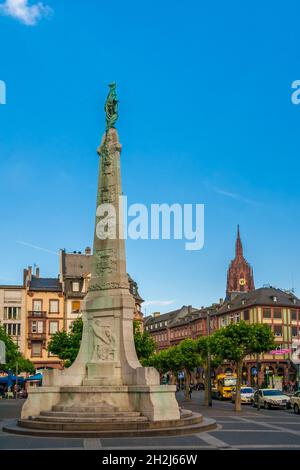 Toller Blick auf das berühmte historische Einheitsdenkmal, auf den Paulsplatz in Frankfurt. Es blieb unklar, wer die... Stockfoto