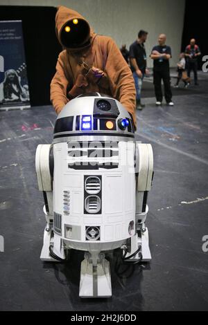 Excel, London, Großbritannien. Oktober 2021. R2D2 amüsiert Besucher. Cosplayer, Fans und Besucher kommen zur MCM Comic Con erneut auf das Excel London Messegelände. Die MCM London Comic Con kehrt am 22-24. Oktober zu einer Feier der Popkultur zurück. Kredit: Imageplotter/Alamy Live Nachrichten Stockfoto