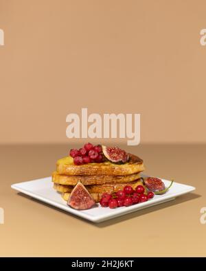 Traditioneller französischer Toast mit Feigen und roten Johannisbeeren. Gebratenes Brot in einer Mischung aus Milch, Eiern und Zucker getränkt. Stockfoto