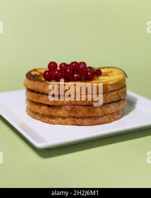 Traditioneller französischer Toast mit Feigen und roten Johannisbeeren. Gebratenes Brot in einer Mischung aus Milch, Eiern und Zucker getränkt. Stockfoto