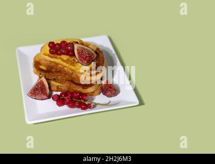 Traditioneller französischer Toast mit Feigen und roten Johannisbeeren. Gebratenes Brot in einer Mischung aus Milch, Eiern und Zucker getränkt. Stockfoto