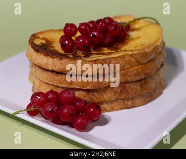 Traditioneller französischer Toast mit Feigen und roten Johannisbeeren. Gebratenes Brot in einer Mischung aus Milch, Eiern und Zucker getränkt. Stockfoto