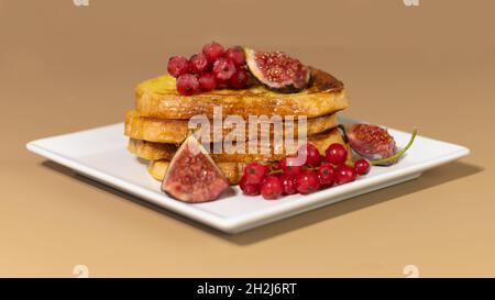 Traditioneller französischer Toast mit Feigen und roten Johannisbeeren. Gebratenes Brot in einer Mischung aus Milch, Eiern und Zucker getränkt. Stockfoto