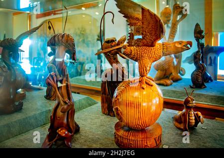 Holzskulpturen des Künstlers Craig Sheldon werden im Fairhope Museum of History am 17. Oktober 2020 in Fairhope, Alabama, ausgestellt. Stockfoto