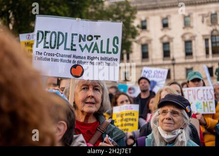 Frau mit Plakat, die sich für Menschen und nicht für Mauern einsetzt, die kanalübergreifende Menschenrechtsinitiative, Flüchtlingskundgebung gegen den neuen National and Borders Bill, Parliament Square, London, Großbritannien, 20/10/2021 Stockfoto