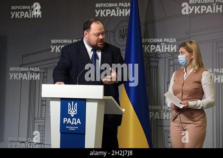 KIEW, UKRAINE - 21. OKTOBER 2021 - Sprecher Ruslan Stefanchuk (L) und stellvertretender Premierminister für die europäische und Euro-atlantische Integration der Ukraine Olha Stockfoto