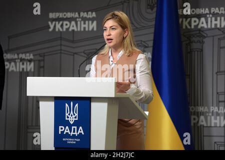 KIEW, UKRAINE - 21. OKTOBER 2021 - der stellvertretende Premierminister für die europäische und Euro-atlantische Integration der Ukraine, Olha Stefanishyna, ist während eines Stockfoto