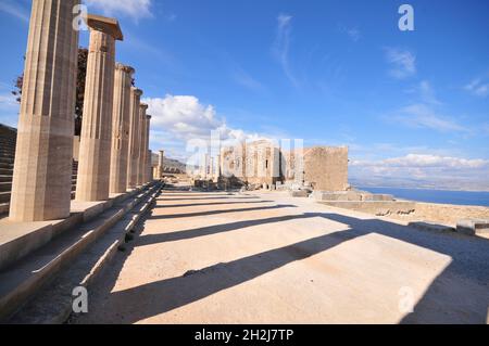 Säulen des Tempels Athena Lindia, 4. Jahrhundert v. Chr., Akropolis von Lindos, Rhodos, Griechenland Stockfoto