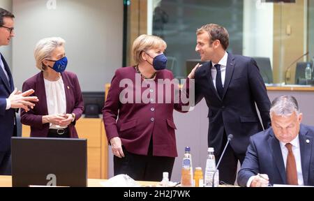 Brüssel, Belgien. Am 22. Oktober 2021 (L bis R) spricht der polnische Premierminister Mateusz Morawiecki mit der Präsidentin der Europäischen Kommission Ursula von der Leyen, der deutschen Bundeskanzlerin Angela Merkel, Der französische Präsident Emmanuel Macron und der ungarische Premierminister Viktor Mihaly Orban vor dem Beginn eines EU-Gipfels im Europa-Gebäude, dem Sitz des EU-Rates am 22. Oktober, in Brüssel, Belgien. An diesem zweiten Tag werden die Staats- und Regierungschefs der EU auf das Thema Migration zurückkommen und die Umsetzung der Schlussfolgerungen des Europäischen Rates vom Juni zur externen Dimension der Migration verfolgen Stockfoto