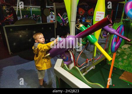 Master Blaster Indoor Ball Shooting Arena im Woodlands Family Themenpark, Totnes, Devon, England, Vereinigtes Königreich. Stockfoto