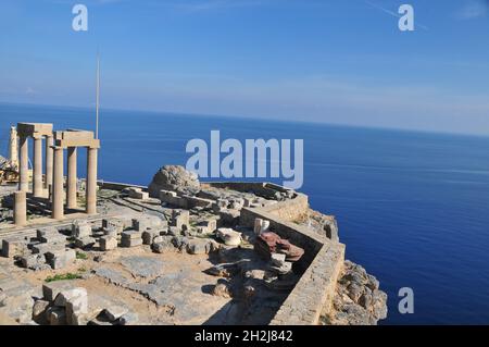 Säulen des Tempels Athena Lindia, 4. Jahrhundert v. Chr., Akropolis von Lindos, Rhodos, Griechenland Stockfoto