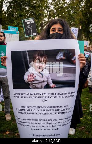 Frau mit einem Plakat eines Flüchtlingskindes, der 2020 mit seiner Familie über den Kanal ertrank, Flüchtlingskundgebung gegen den neuen National and Borders Bill, Parliament Square, London, Großbritannien, 20/10/2021 Stockfoto