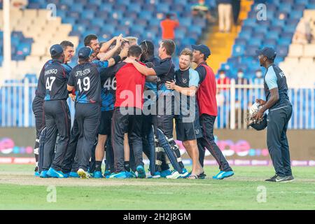 Sharjah, VAE, 22. Oktober 2021. Namibia feiert am 22. Oktober 2021 im Sharjah Cricket Stadium, Sharjah, VAE, den Sieg beim ICC Mens T20 Weltcup-Spiel zwischen Namibia und Irland. Foto von Grant Winter. Nur zur redaktionellen Verwendung, Lizenz für kommerzielle Nutzung erforderlich. Keine Verwendung bei Wetten, Spielen oder Veröffentlichungen einzelner Clubs/Vereine/Spieler. Kredit: UK Sports Pics Ltd/Alamy Live Nachrichten Stockfoto