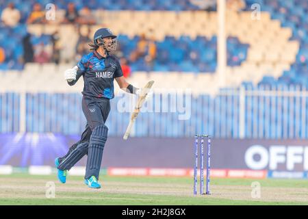 Sharjah, VAE, 22. Oktober 2021. David Wiese aus Namibia feiert am 22. Oktober 2021 den Sieg beim ICC Mens T20-Weltcup-Spiel zwischen Namibia und Irland im Sharjah Cricket Stadium, Sharjah, VAE. Foto von Grant Winter. Nur zur redaktionellen Verwendung, Lizenz für kommerzielle Nutzung erforderlich. Keine Verwendung bei Wetten, Spielen oder Veröffentlichungen einzelner Clubs/Vereine/Spieler. Kredit: UK Sports Pics Ltd/Alamy Live Nachrichten Stockfoto