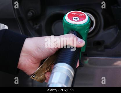 Paris, Frankreich. Oktober 2021. Ein Kunde füllt den Tank seines Autos an einer Tankstelle in Paris, Frankreich, am 22. Oktober 2021. Der französische Premierminister Jean Castex kündigte am Donnerstagabend eine spezielle Inflationsrate von 100 Euro (116 US-Dollar) für Menschen mit einem monatlichen Nettoeinkommen von weniger als 2,000 Euro an. Frankreich hat in den letzten Monaten ein rasches Wachstum der Energiepreise erlebt. Der Dieselpreis erreichte durchschnittlich 1.56 Euro pro Liter und 1.62 Euro für Benzin, beides Rekordpreise. Kredit: Gao Jing/Xinhua/Alamy Live Nachrichten Stockfoto